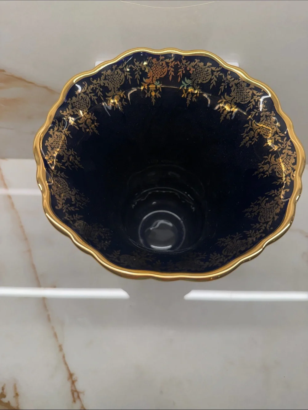 Elegant Black and Gold Decorative Vase - Classic Home Accent